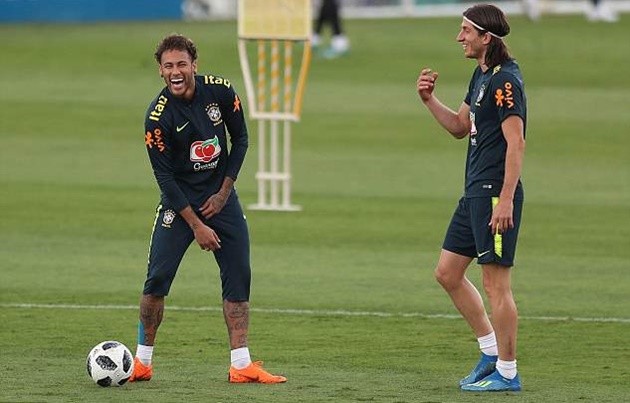 Fan nhí trèo rào, khóc lóc chỉ để xem Neymar đá tập - Bóng Đá