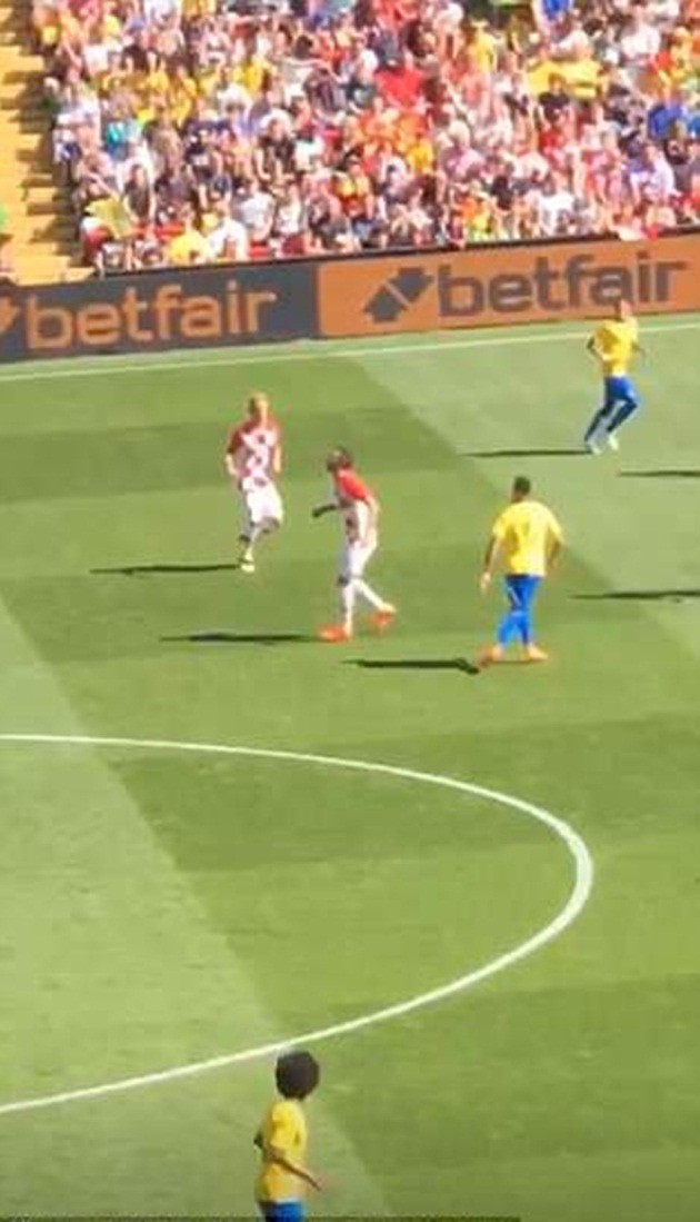 Alex Oxlade-Chamberlain chống nạng đến Anfield xem đồng đội thi đấu - Bóng Đá