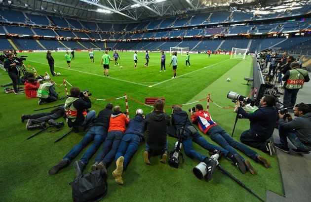Dàn paparazi nằm rạp trước độ hot của Ajax - Bóng Đá