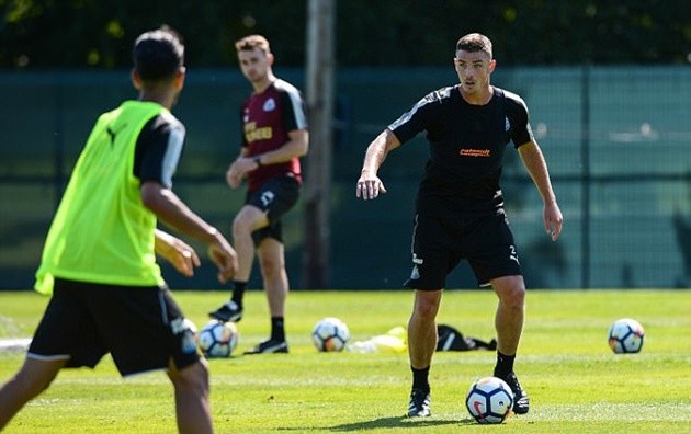 Rộn tiếng cười trong ngày Newcastle hội quân - Bóng Đá