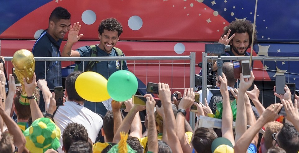Fan chào đón đội tuyển Brazil - Bóng Đá