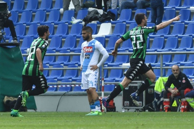 Bị Sassuolo níu chân, Napoli lỡ cơ hội bám đuổi Roma - Bóng Đá