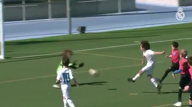 Con trai Marcelo làm điều không tưởng trong phòng thay đồ của Real Madrid - Bóng Đá