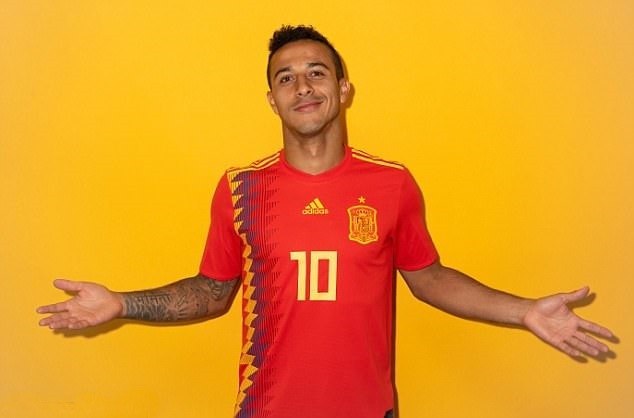 ramos khoe hình xăm - Bóng Đá