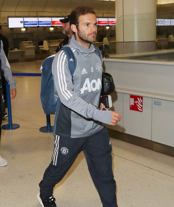 Trở về Manchester, thầy trò Mourinho bị NHM 'chặn đường' - Bóng Đá