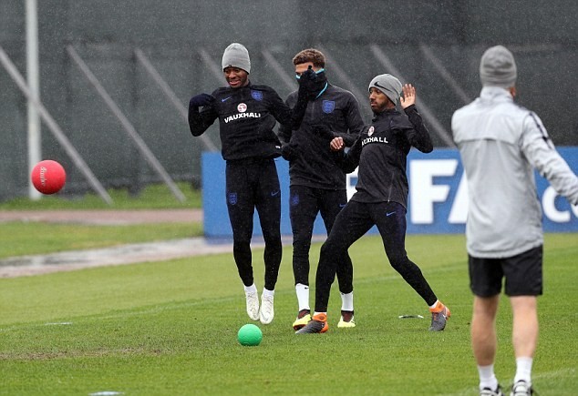 HLV Southgate bật cười vì màn 'trồng chuối' của Lingard - Bóng Đá