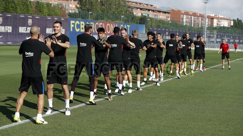 Sau tất cả, Martial đã lái xe đến sân tập Carrington - Bóng Đá