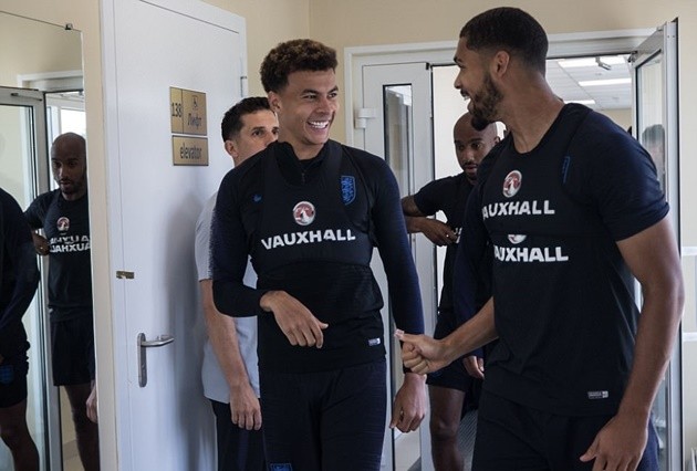 Kyle Walker tròn mắt nhìn Harry Kane đua tốc độ trên sân tập - Bóng Đá