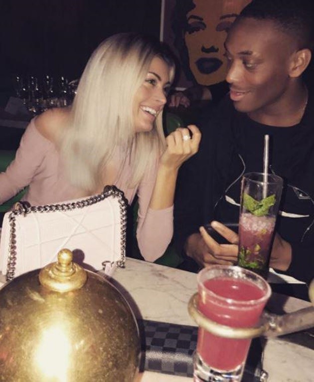Anthony Martial dạo phố cùng bạn gái xinh như mộng - Bóng Đá