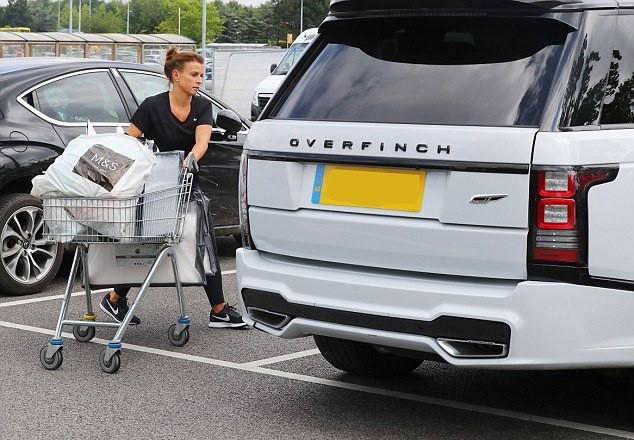 Coleen Rooney tất bật chuẩn bị hành lý cho chồng chuyển đến Everton - Bóng Đá