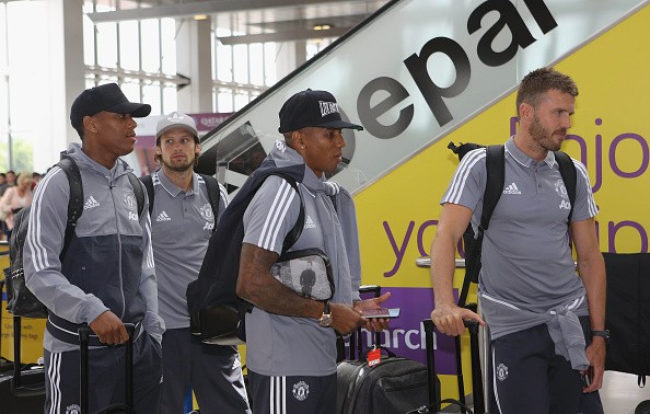 Dàn sao Man United rạng rỡ trong chuyến bay đến Mỹ - Bóng Đá
