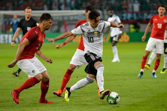 Cha Ozil khuyên con trai mau chóng chia tay đội tuyển quốc gia - Bóng Đá