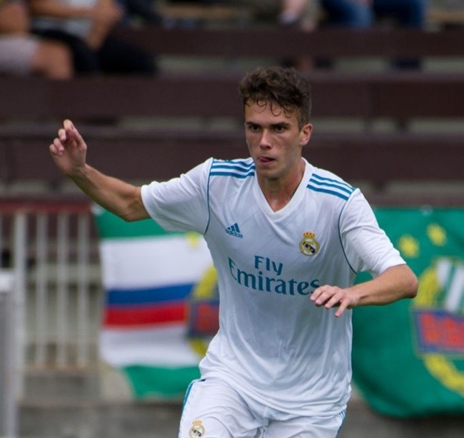 Ảnh tài năng trẻ Real Sergio Lopez xin áo Sanchez - Bóng Đá