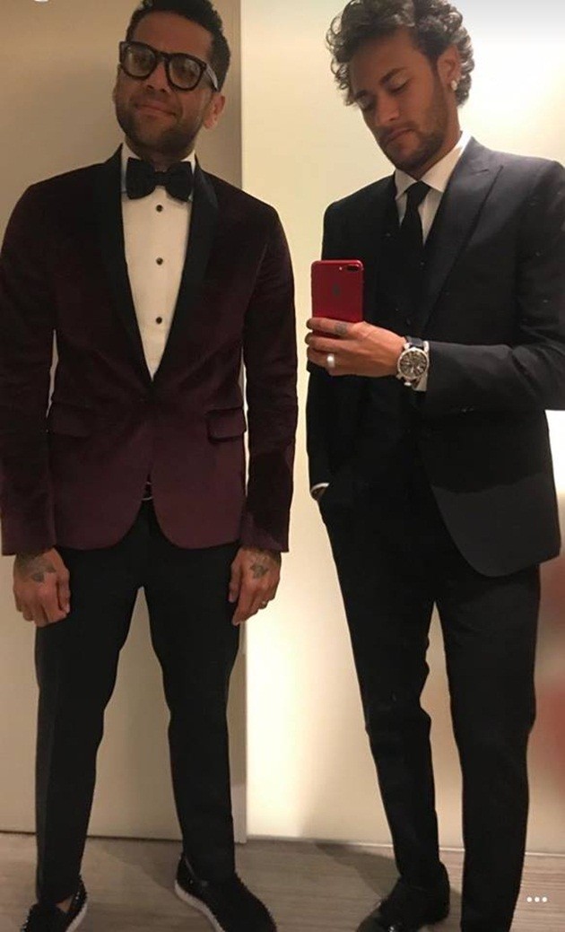 Neymar và Alves 'song kiếm hợp bích' trên sân bóng chuyền bãi biển - Bóng Đá