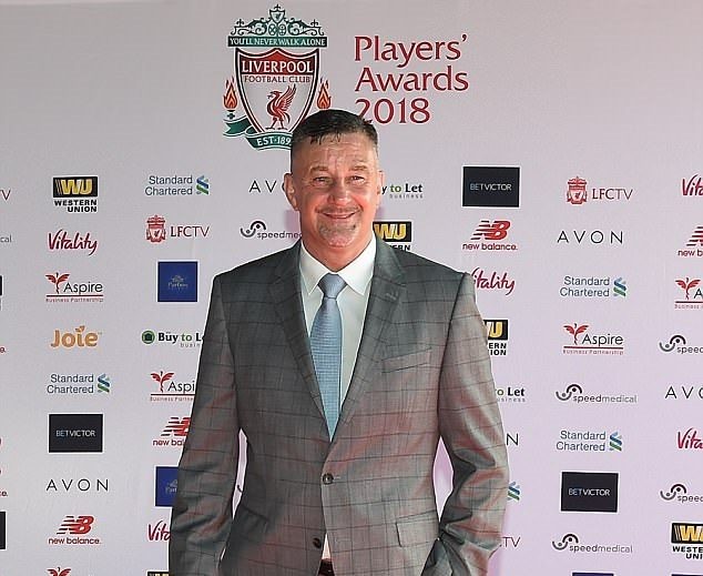Gala trao giải cuối năm của Liverpool: Mohamed Salah 'mỏi tay' nhận quà - Bóng Đá