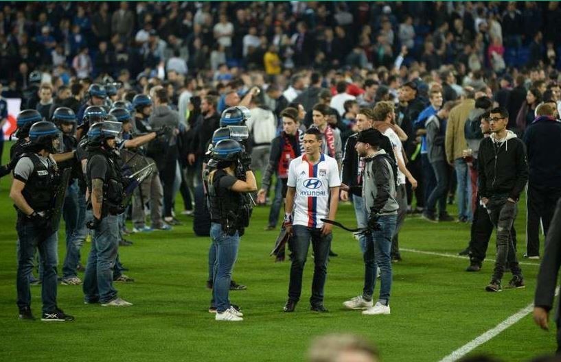 CĐV đánh nhau kinh hoàng, trận Lyon - Besiktas bị hoãn 46 phút - Bóng Đá