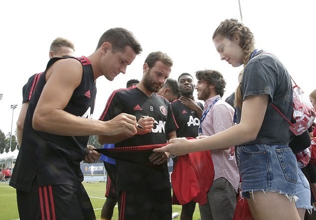 'Bậc thầy diễn xuất' Hollywood đến tận khu tập luyện tại Man Utd tại Mỹ - Bóng Đá