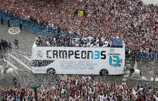 Gạt mọi chỉ trích, Sergio Ramos được chào đón như người hùng ở Madrid - Bóng Đá
