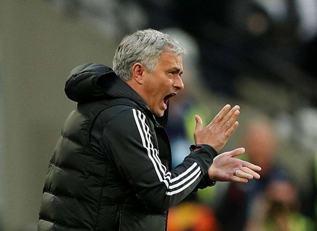 Adrian chặn hai siêu phẩm của Lingard cùng một kịch bản - Bóng Đá