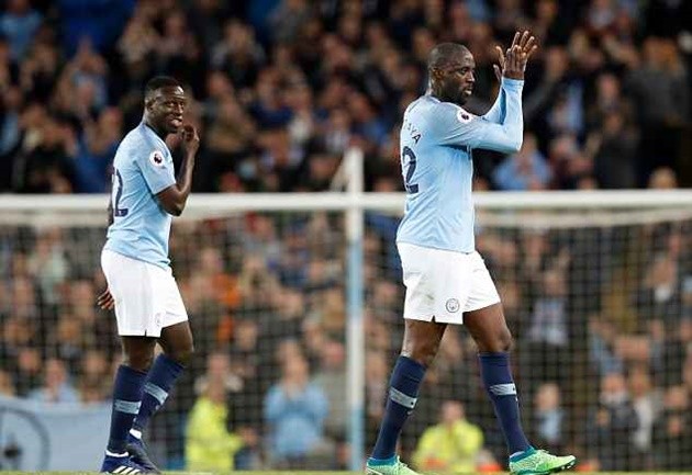 Gác lại mâu thuẫn, Pep trao cho Yaya Toure cái bắt tay thắm thiết ngày tri ân - Bóng Đá