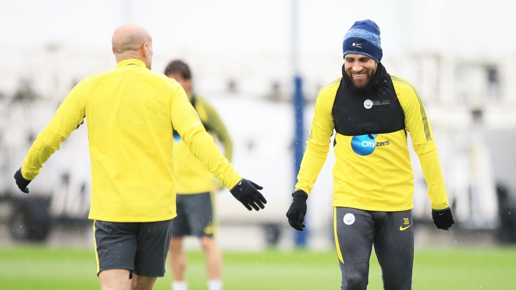 Rooney áp lực thấy rõ trong buổi tập đầu với đội bóng mới - Bóng Đá
