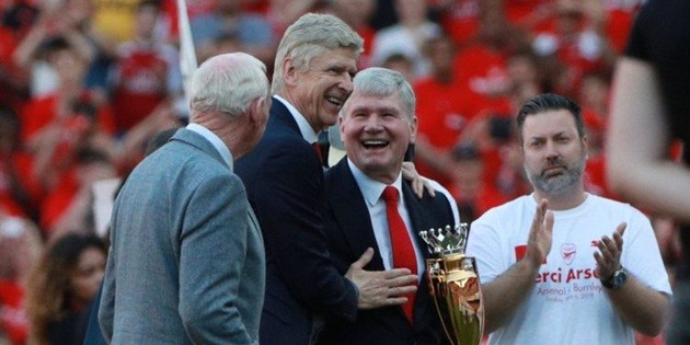 CĐV Arsenal tranh thủ từng ngày khi còn được thấy Wenger - Bóng Đá