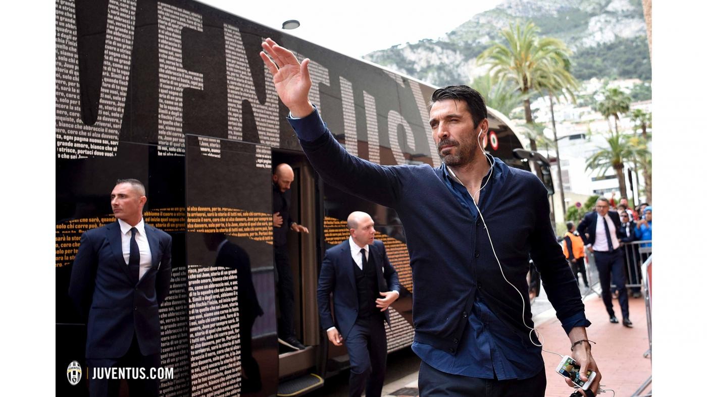 Con Ronaldo ăn mừng chiến thắng theo cách 