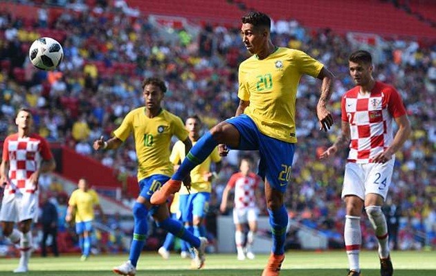 Alex Oxlade-Chamberlain chống nạng đến Anfield xem đồng đội thi đấu - Bóng Đá