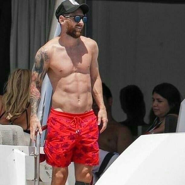 Messi diện quần đùi đỏ cực nổi trên du thuyền - Bóng Đá