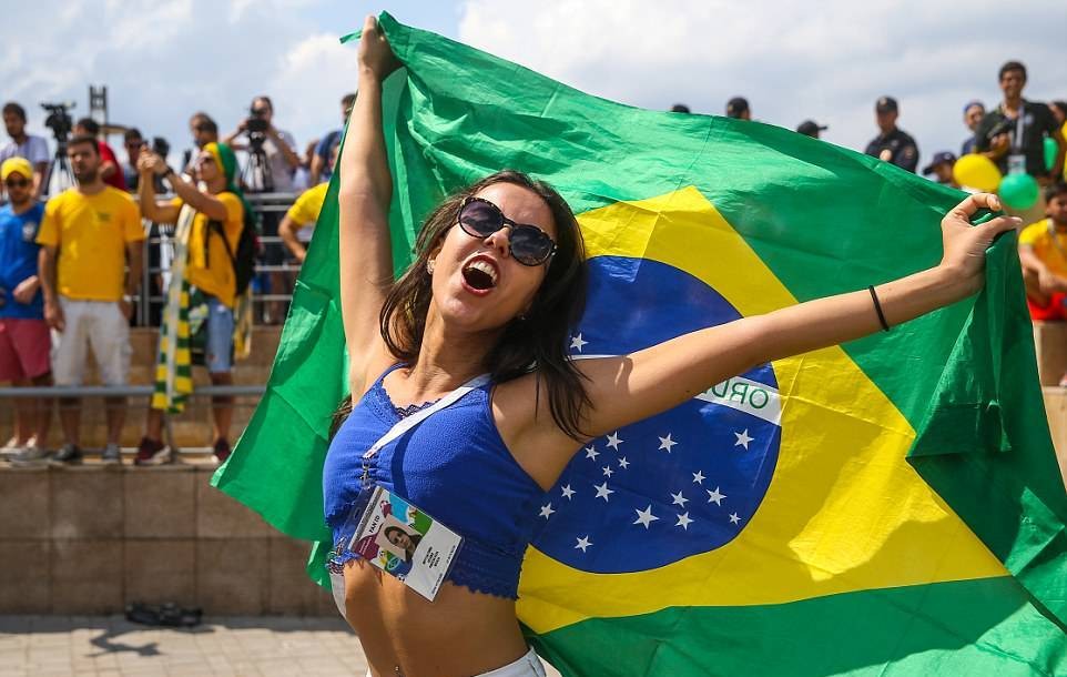 Fan chào đón đội tuyển Brazil - Bóng Đá
