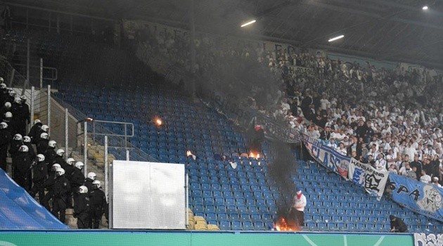 Hooligan phá nát trận đấu của Hertha Berlin - Bóng Đá