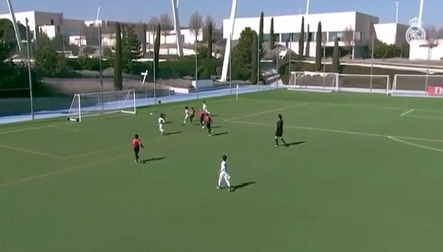 Con trai Marcelo làm điều không tưởng trong phòng thay đồ của Real Madrid - Bóng Đá