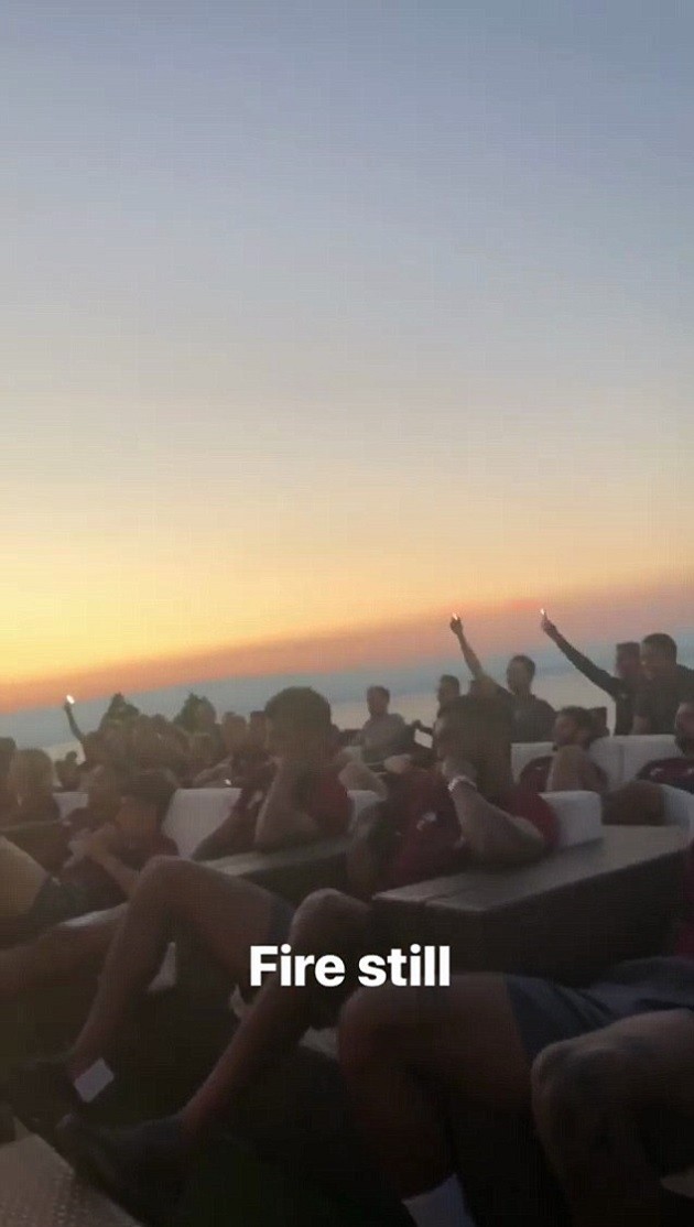 Dàn sao Liverpool hát kara - Bóng Đá