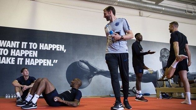 Kyle Walker tròn mắt nhìn Harry Kane đua tốc độ trên sân tập - Bóng Đá