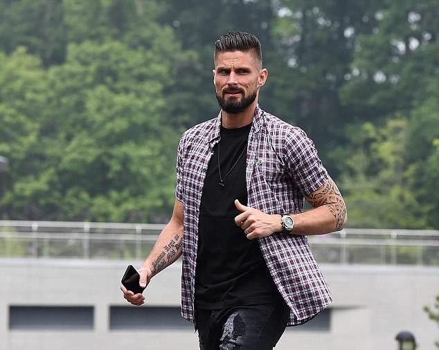 Pogba ăn mặc cực chất khi lên tuyển - Bóng Đá