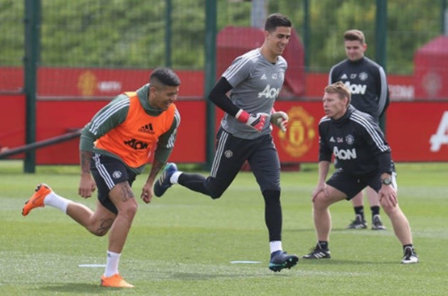 Bailly khoe bắp tay cuồn cuộn hòng tiền đạo Watford chùn chân - Bóng Đá