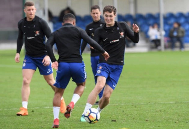 Đếm ngày rời Chelsea, Conte vẫn cháy hết mình trên sân tập - Bóng Đá