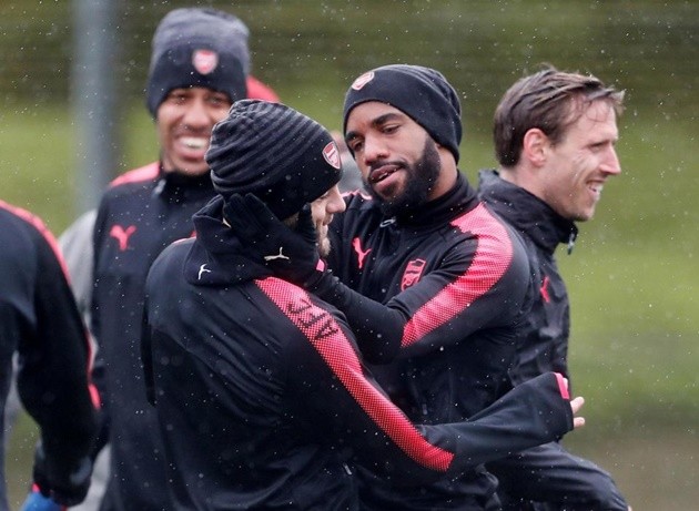 Wenger và Pires đội mưa, động viên học trò vượt khó trước Atletico - Bóng Đá