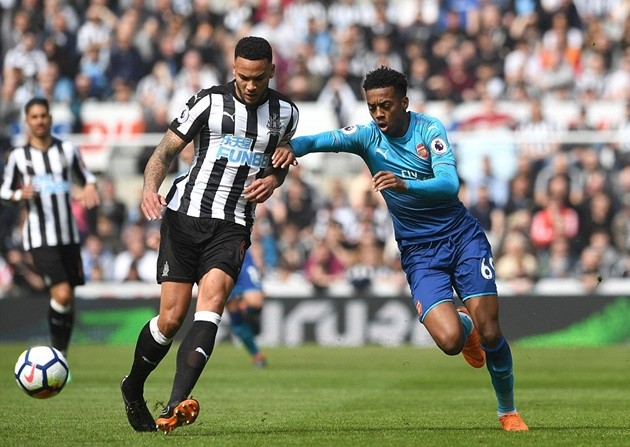 Hạ Arsenal, sao Newcastle hăng máu đá văng cột cờ - Bóng Đá