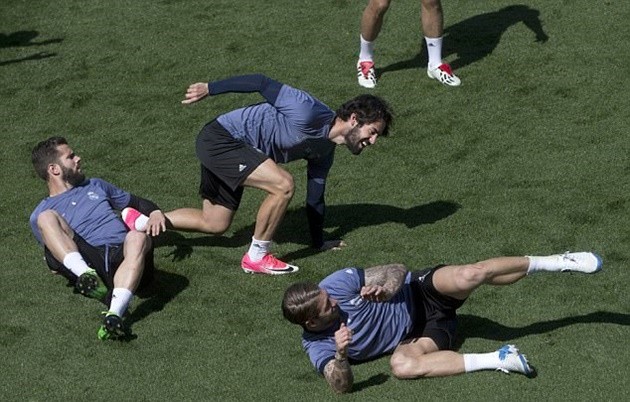 Ronaldo pha trò thỏa mái trước trận làm khách trên sân Vicente Calderon - Bóng Đá