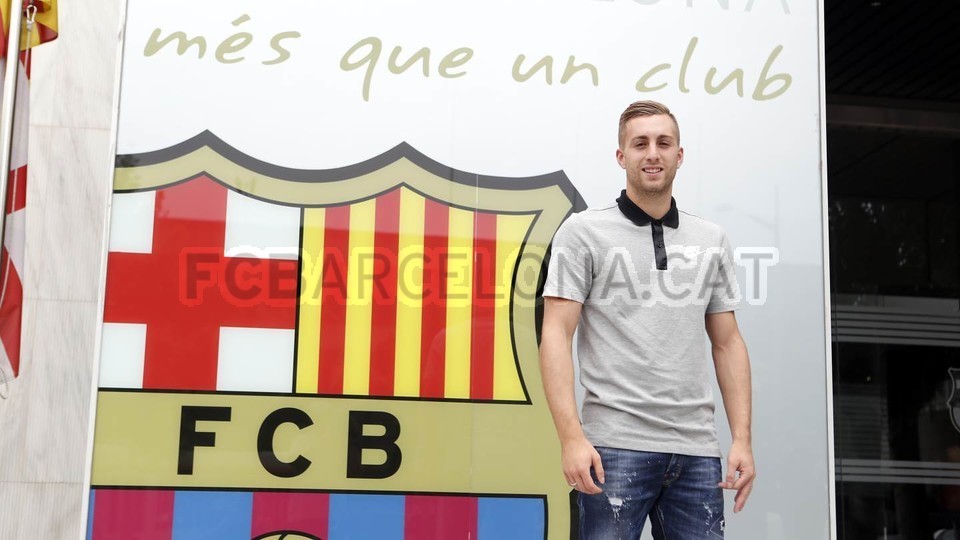 Deulofeu tươi rói trong ngày trở lại Barcelona - Bóng Đá