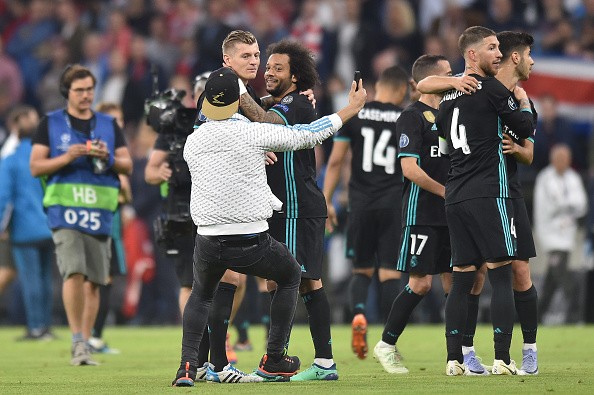 Bayern thất bại, fan cởi trần, túm áo Ribery 'hỏi tội' - Bóng Đá