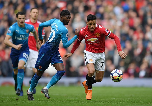 Sanchez thở 'hổn hển', đuổi theo Mkhitaryan khi vô tình gặp gỡ - Bóng Đá