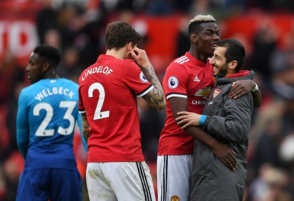 Sanchez thở 'hổn hển', đuổi theo Mkhitaryan khi vô tình gặp gỡ - Bóng Đá