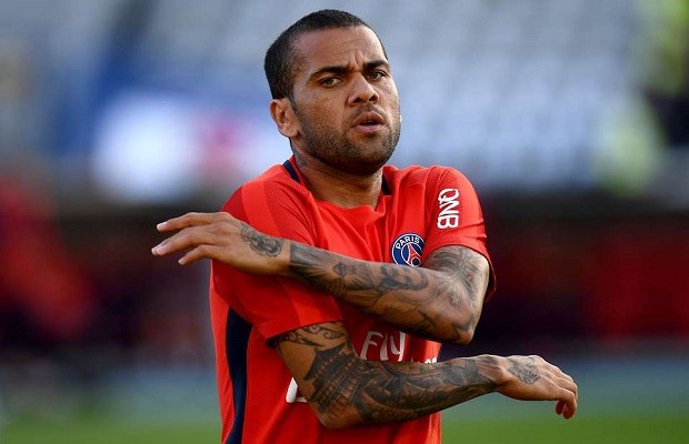 Bị fan Barca ném vào sọt rác, Dani Alves phản ứng thế nào? - Bóng Đá