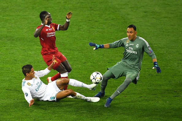 Tung chân chốt hạ Liverpool, Ronaldo bị kẻ lạ mặt phá bĩnh - Bóng Đá