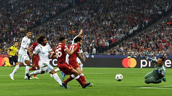 Tung chân chốt hạ Liverpool, Ronaldo bị kẻ lạ mặt phá bĩnh - Bóng Đá