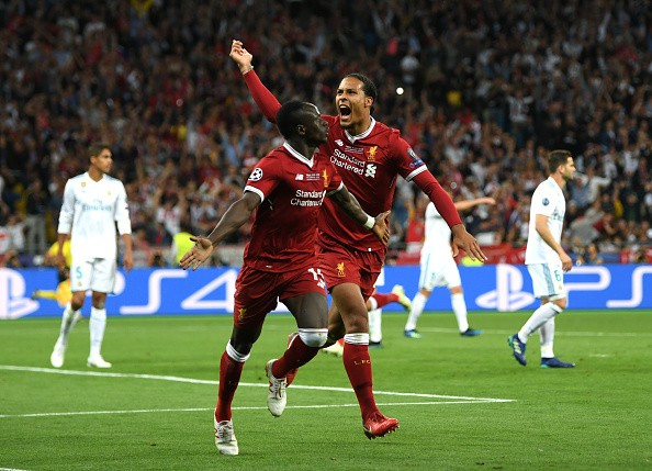 Tung chân chốt hạ Liverpool, Ronaldo bị kẻ lạ mặt phá bĩnh - Bóng Đá