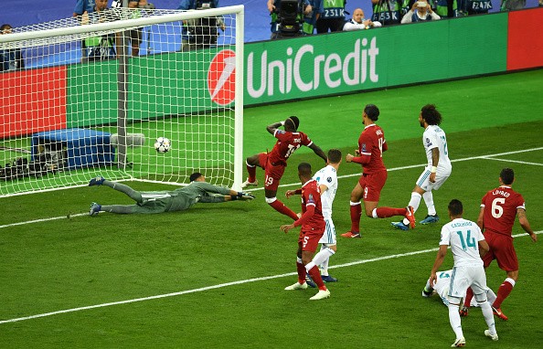 Tung chân chốt hạ Liverpool, Ronaldo bị kẻ lạ mặt phá bĩnh - Bóng Đá