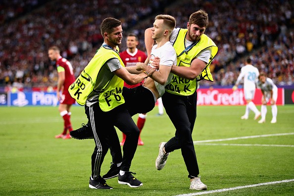 Tung chân chốt hạ Liverpool, Ronaldo bị kẻ lạ mặt phá bĩnh - Bóng Đá